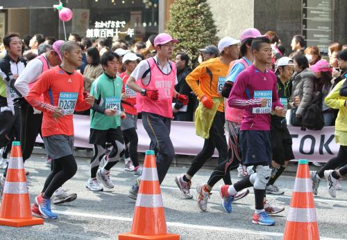 ＜東京マラソン２０１１＞力走する亀田興毅（左）・和毅（右）兄弟