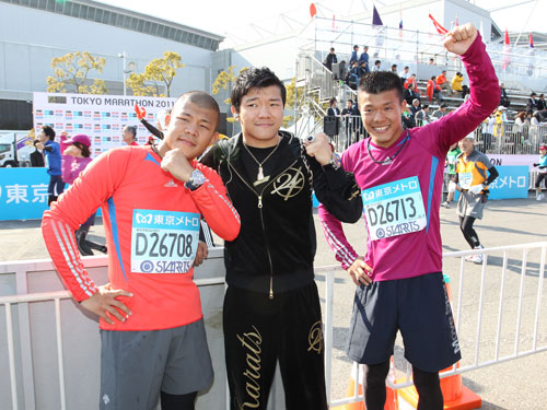 ＜東京マラソン＞ゴール後、笑顔を見せる（左から）亀田興毅、大毅、和毅