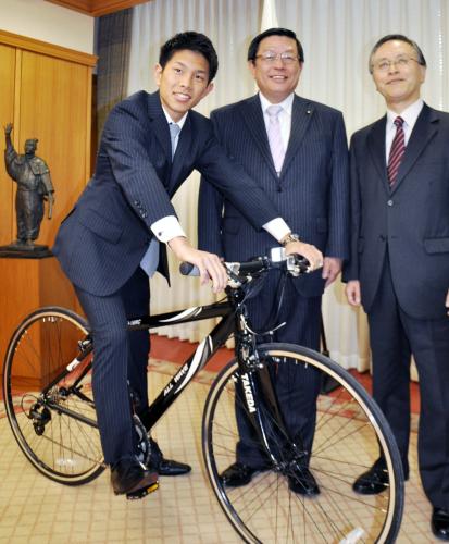 堺市から贈られた自転車にまたがるＷＢＣミニマム級新チャンピオンの井岡一翔