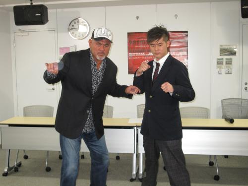 ２１日の全日本両国大会で対戦が決定した武藤（左）と橋本大地