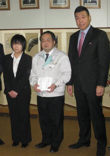 東日本大震災の義援金を服部信明市長（左から２人目）に手渡した小川（右）。１２年パラリンピック代表を目指す半谷（左）も小川道場の一員となる