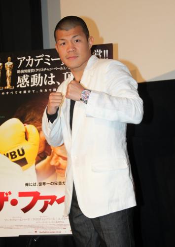 映画「ザ・ファイター」舞台あいさのトークショーに登場した亀田興毅