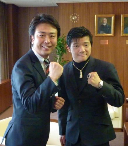 福岡市の高島宗一郎市長（左）と共にポーズを取る亀田大毅