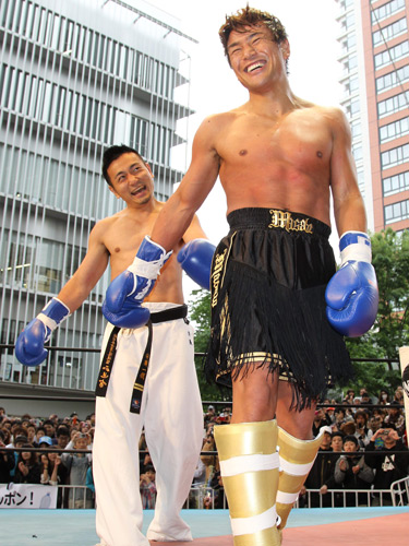 安廣（左）と対戦後に笑顔を見せる魔裟斗