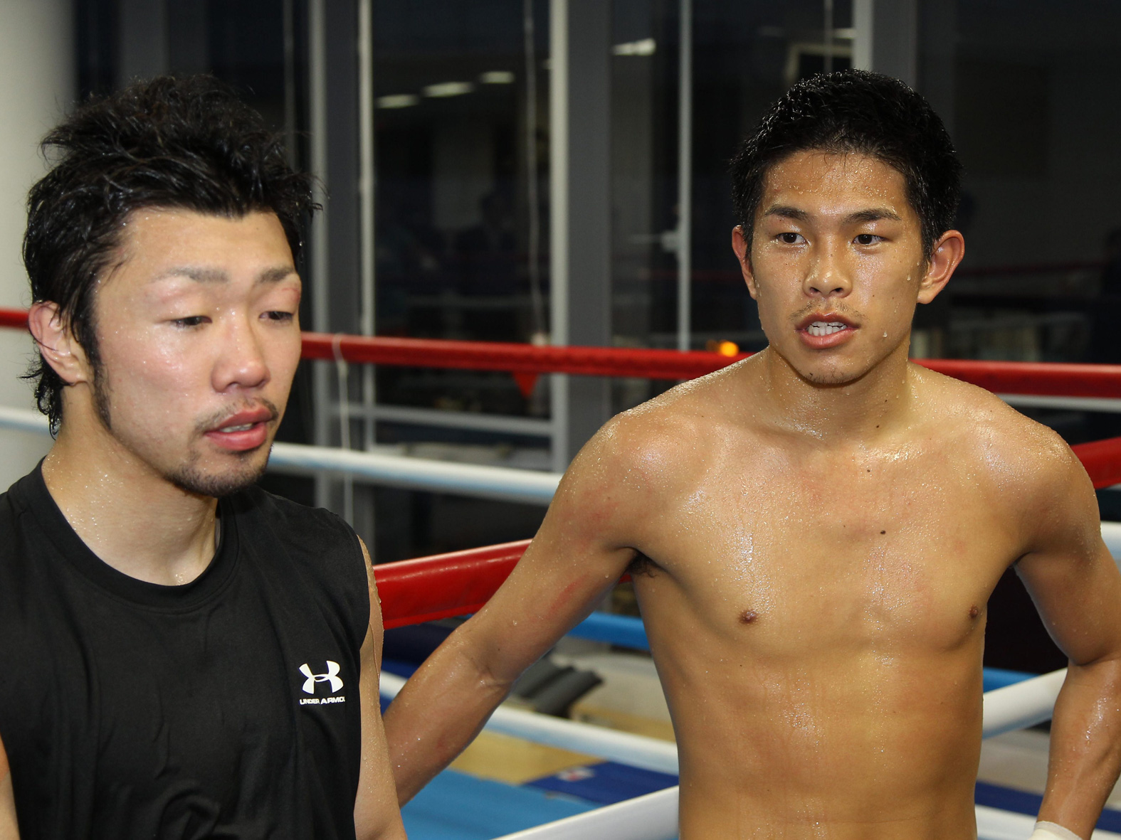 スパーリングを終え相手を務めた日本チャンピオン・八重樫東（左）と取材に応じる井岡一翔