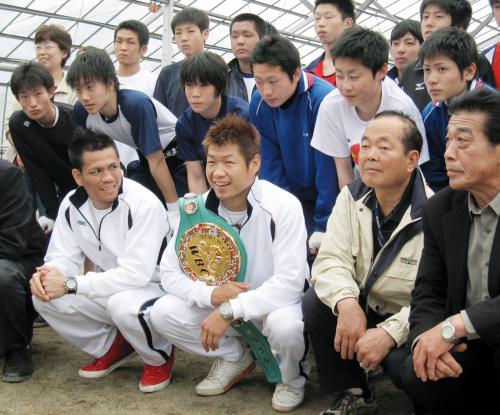 宮城農高のボクシング部員らと記念撮影する長谷川穂積選手（前列左から２人目）