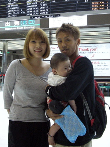 桃子夫人（左）と力一（りいち）ちゃんを抱っこする粉川