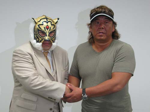 ９月２３日のレジェンド名古屋大会に出場する初代タイガーマスク（左）と長州