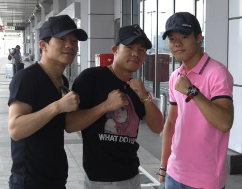 沖縄合宿に出発する亀田３兄弟。左から大毅、興毅、和毅