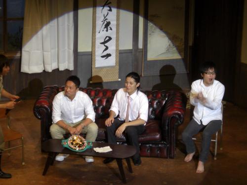 左から特別ゲストで“舞台デビュー”した粟生隆寛、春川恭亮、山崎樹範