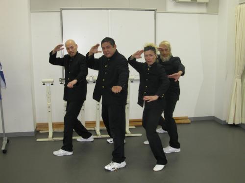Ｇ１制覇へ向けてダンストレーニングを行った永田（左から２人目）。ダンスユニットの「コンドルズ」のメンバーと敬礼ポーズで決めた