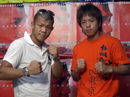 Ｖ２戦に向け準備万端の亀田興毅（左）と３年ぶり３度目の世界挑戦に挑む清水智信