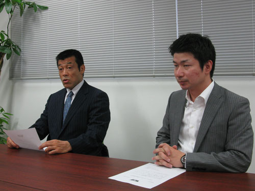 ジョシュ・バーネットがＩＧＦチャンピオンシップ決勝戦を欠場することを発表する宮戸ＧＭ（左）と宇田川副社長