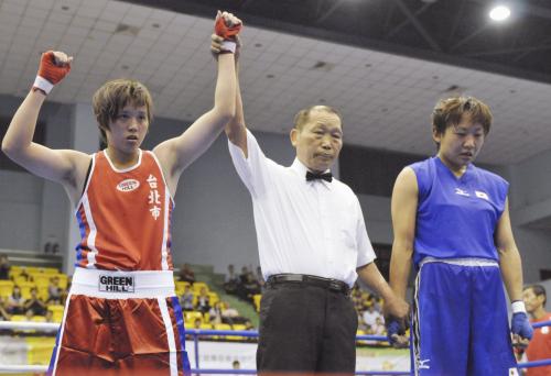 台北で開幕したボクシングの台北市カップ国際トーナメントで、判定で敗退し肩を落とす山崎静代（右）