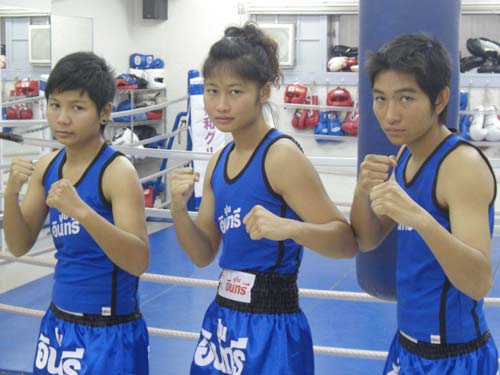 プロボクシングのトリプル女子世界戦で王座に挑戦する（左から）アマラ、カニタ、ノンマイ