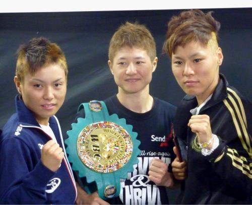 ボクシングの女子トリプル世界戦の調印式後にポーズを取る、（左から）安藤麻里、藤岡奈穂子、多田悦子