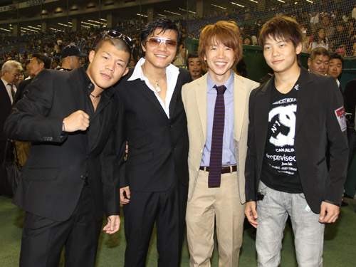 日韓ドリームゲームのイベントに参加した（左から）亀田興毅、大毅兄弟と松岡騎手、三浦騎手