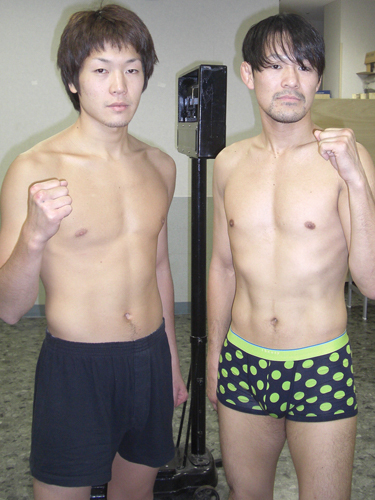 東日本新人王決勝戦の計量後に健闘を誓い合った佐々木（左）と米沢