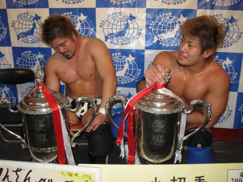世界最強タッグ決定リーグ戦優勝決定戦で河野、船木組を下して優勝したＫＡＩ（左）と真田組はトロフィーを手に笑顔