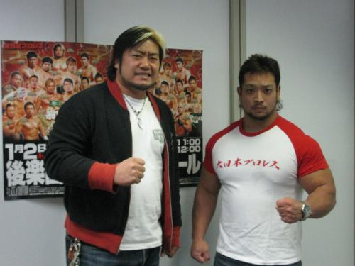 来年１月２日の後楽園大会でシングル戦が決まった諏訪魔（左）と大日本の関本