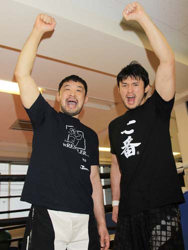 久しぶりのプロレス参戦が決まった桜庭（左）と柴田は猪木ばりに「ダァー」