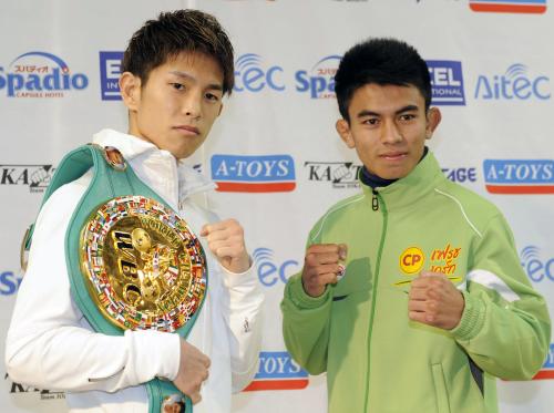 ＷＢＣミニマム級タイトルマッチの調印式を終え、ポーズをとる王者の井岡一翔（左）と挑戦者のヨードグン・トーチャルンチャイ