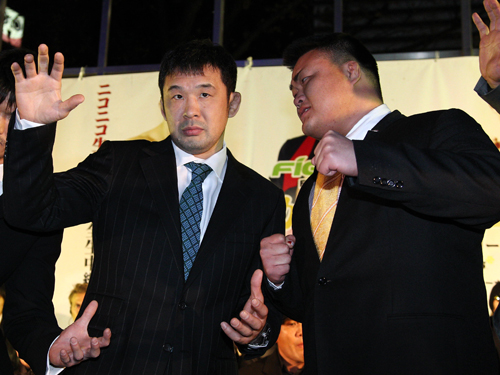 対戦相手の沢田（右）ににらまれながら壇上でポーズをとる桜庭