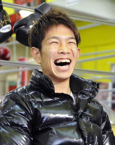 ２度目の防衛成功から一夜明け、記者会見するＷＢＣミニマム級チャンピオンの井岡一翔