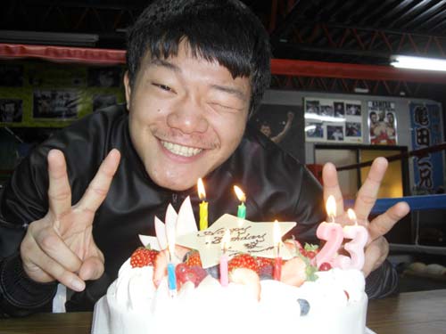 ２３歳の誕生日を迎えた大毅はケーキに大喜び