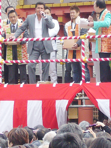 生田神社で福男を務めた長谷川穂積（右から２人目）
