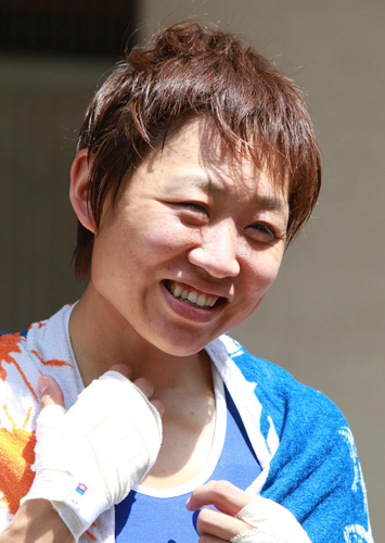 アマチュアボクシング全日本女子選手権ミドル級で優勝した山崎静代