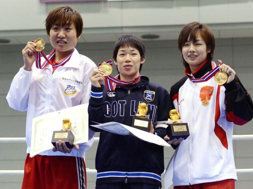 アマチュアボクシングの全日本女子選手権で優勝した（左から）ミドル級の山崎静代、フライ級の箕輪綾子、ライト級の釘宮智子