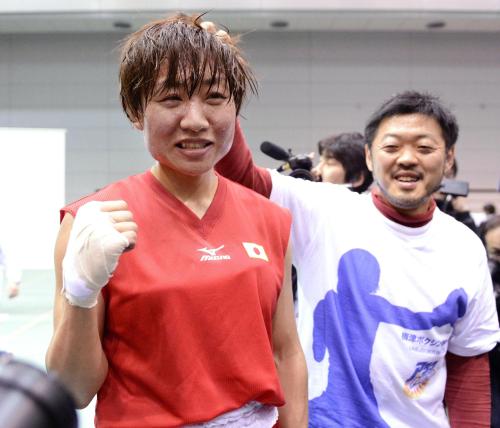 アマチュアボクシング全日本女子選手権でミドル級を制し、喜びの表情を見せる山崎静代。右は梅津正彦トレーナー