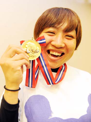 金メダルを手に笑顔の山崎
