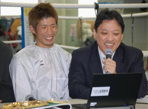 記者会見がインターネットで生中継され、パソコン画面を見る佐藤洋太（左）と協栄ジムの金平桂一郎会長（右）