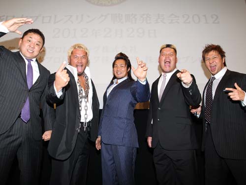 新日本プロレスの戦略発表会で気勢を上げる（左から）永田、真壁、棚橋、天山、小島
