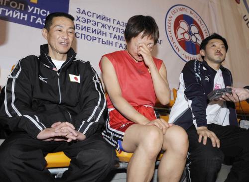 韓国選手に敗れ涙を流しながら記者の質問に答える山崎静代（中央）。左は高見公明監督、右は梅津正彦トレーナー