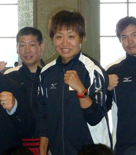 アマチュアボクシング女子世界選手権への出発を前に、成田空港でポーズをとる山崎静代