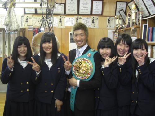 母校のボクシング女子部員に笑顔で歓迎される佐藤