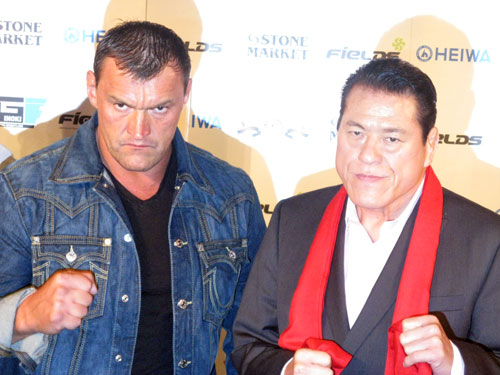 チャンピオンシップ挑戦者のコズロフ（左）とアントニオ猪木会長