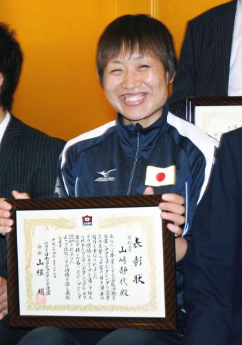 日本アマチュアボクシング連盟から特別表彰を受け、笑顔を見せるしずちゃんこと山崎静代