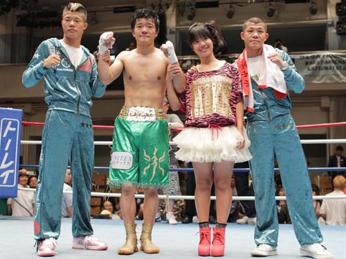 亀田大毅（左から２人目）のＴＫＯ勝利を祝福する（左から）弟・和毅、妹・姫月、兄・興毅