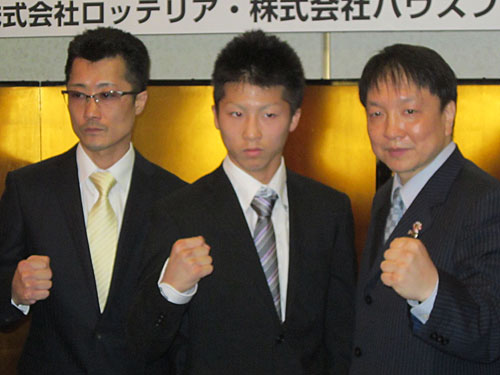 大橋ジム入りしたアマチュア７冠王者の井上尚弥（中）。左はトレーナーの父親・真吾さん、右は大橋ジムの大橋秀行会長