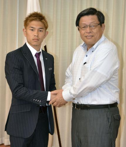 堺市役所を訪れ、竹山修身市長（右）と握手するＷＢＡミニマム級統一王者の井岡一翔選手