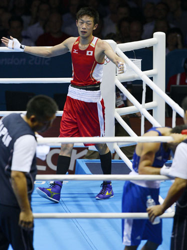 ボクシング男子バンタム級２回戦で、アゼルバイジャン選手に判定で敗れ、不服そうな表情を見せる清水聡