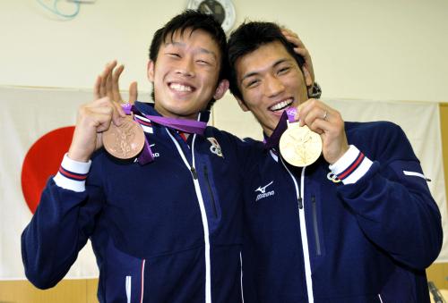 メダルを手に笑顔を見せる、ボクシングミドル級金メダリスト・村田諒太（右）とバンタム級銅メダリスト・清水聡の両選手