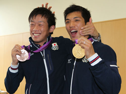 メダルを手におどける清水（左）と村田
