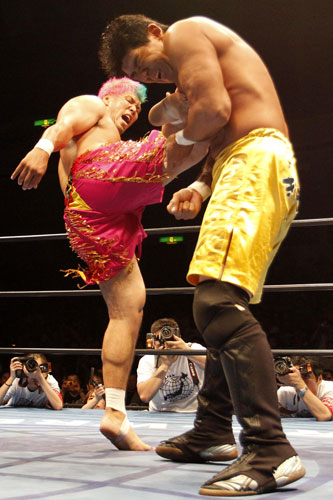 １１年６月、プロレス全日本両国大会で船木誠勝（右）に蹴りを浴びせる京太郎