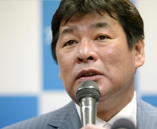 近大ボクシング部の総監督に就任し、記者会見で意気込みを語る赤井英和氏