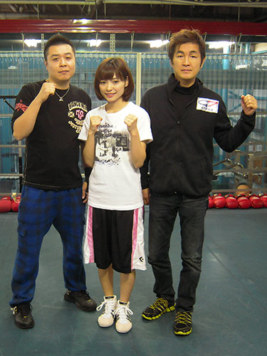 プロテスト合格を喜ぶ安田由紀奈と井岡弘樹会長（右）、山口圭司トレーナー